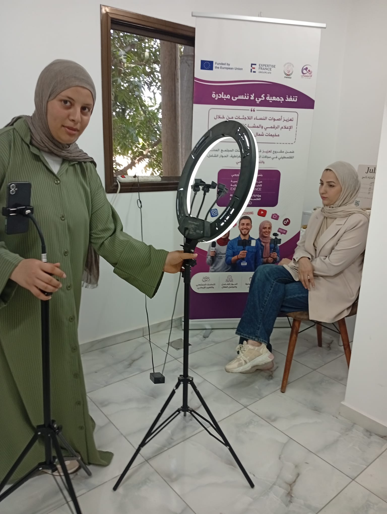 في الجهة الأخرى من الفرح تبدأ اسيل ابو دغش حكايتها،هي تصنع تفاصيل افراحهم وتحاول أن تصنع طريقها ماذا لوكان الفرح مصدر رزق