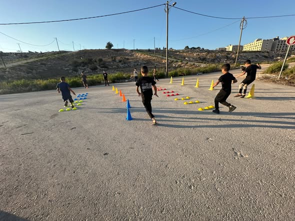 كرة القدم مساحة لتعزيز الصلابة النفسية للأطفال النازحيين في سكنات الجامعة الأمريكية